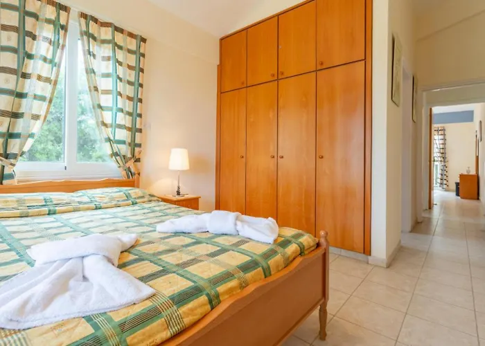 Christia Maris Vila *